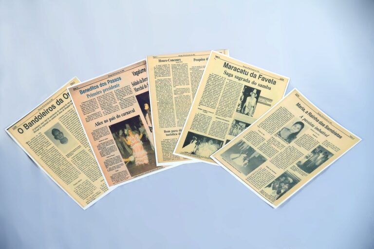 Conjunto com 6 recortes de jornais